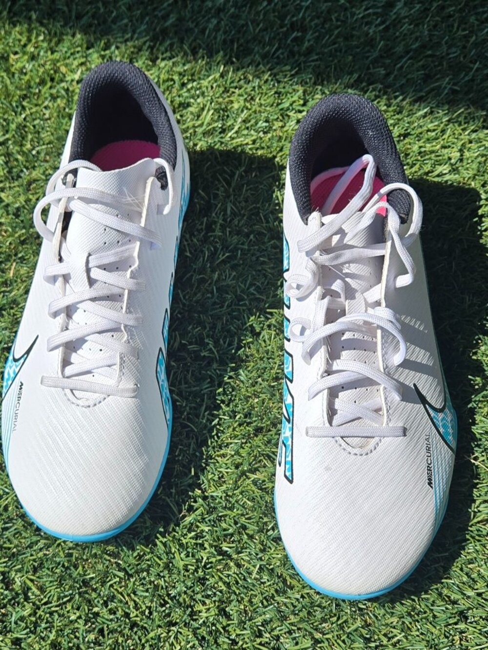 Nike Jr. Soccer Cleats White/ Blue YouthSoccer Cleats - Size 4 - SUUUUIIIIIII!!!